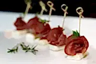 Канапе с варено-копченой свиной корейкой (10 шт)